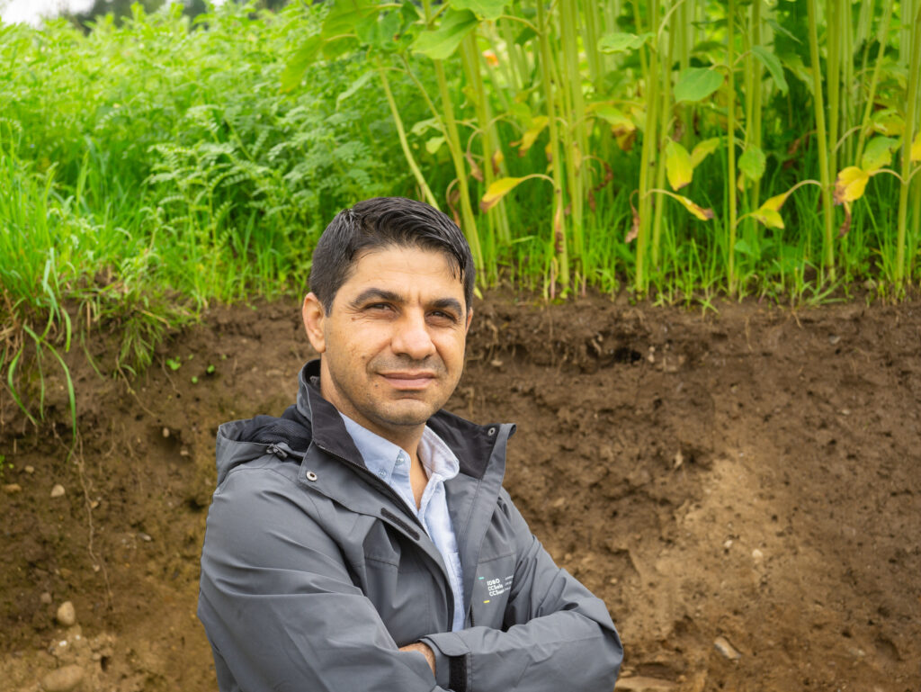 Auf dem Foto ist der KOBO-Mitarbeiter, Cwan Kendi, zu sehen. Er arbeitet im HAFL-Versuchslabor